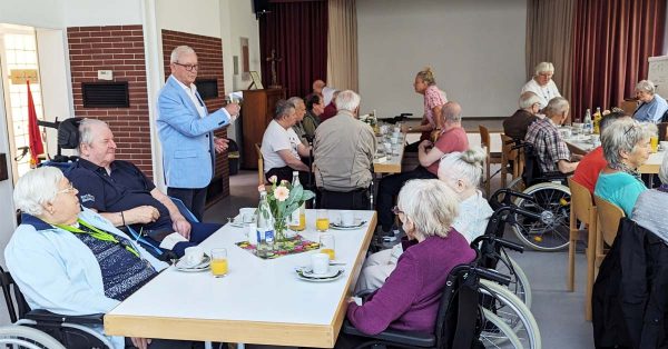 Ortsvorsteher Friedrich Link beim Kaffee mit Senioren