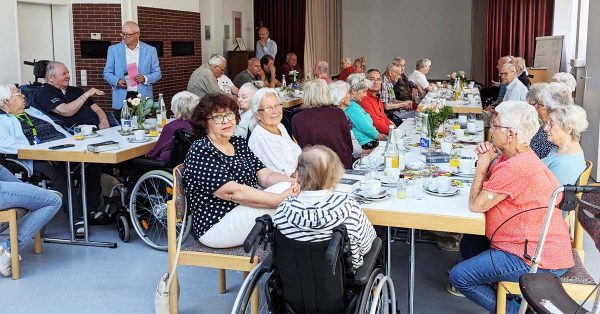 Gemütliche Kaffeerunde im Speisesaal Haus am Wunnenstein