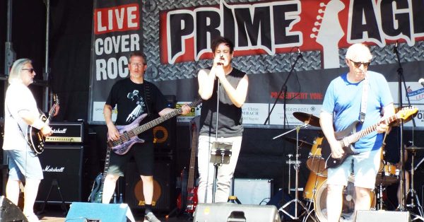 Band auf der Bühne während dem Sommerfest, mit Sänger, Bassist , Gitarrist und Schlagzeuger