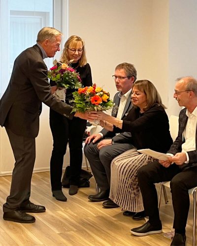 Verabschiedung Blumen Blumen werden überreicht