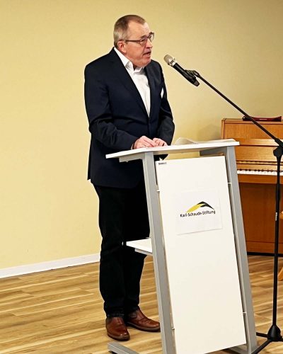 Verabschiedung Walter Herr Walter am Rednerpult bei Abhsciedsrede