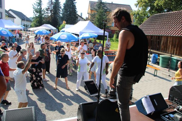 Band spielt vor Puplikum auf dem Sommerfest