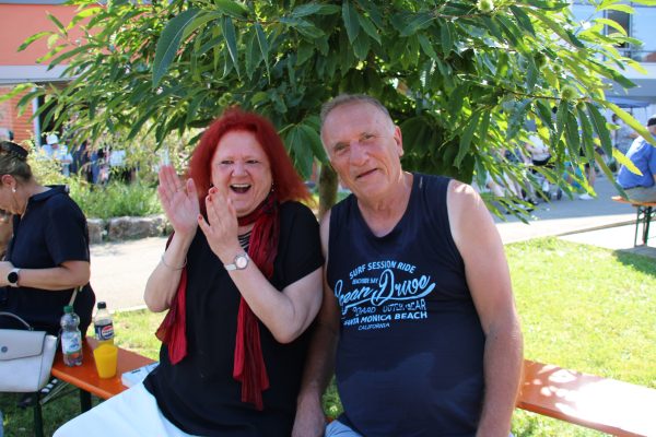 Senior und Besucherin auf dem Sommerfest
